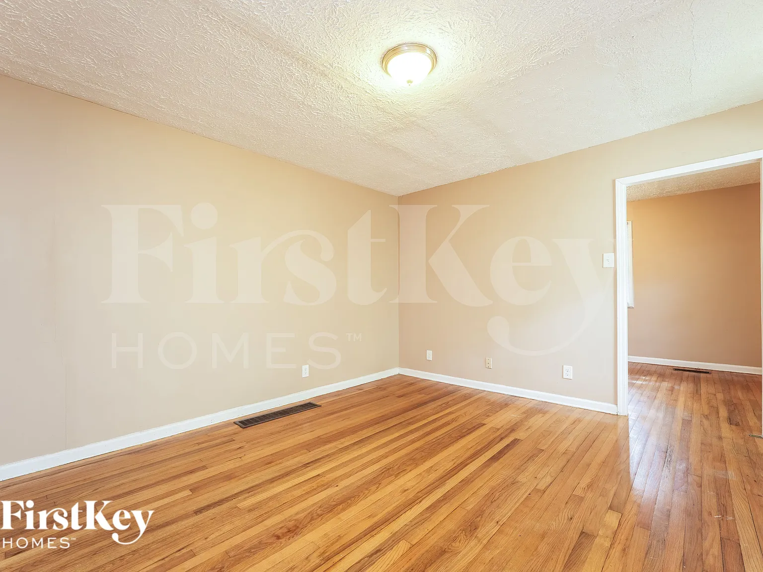 5 bed, 2.0 bath, 2368 sqft, $2,165 — Photo 3