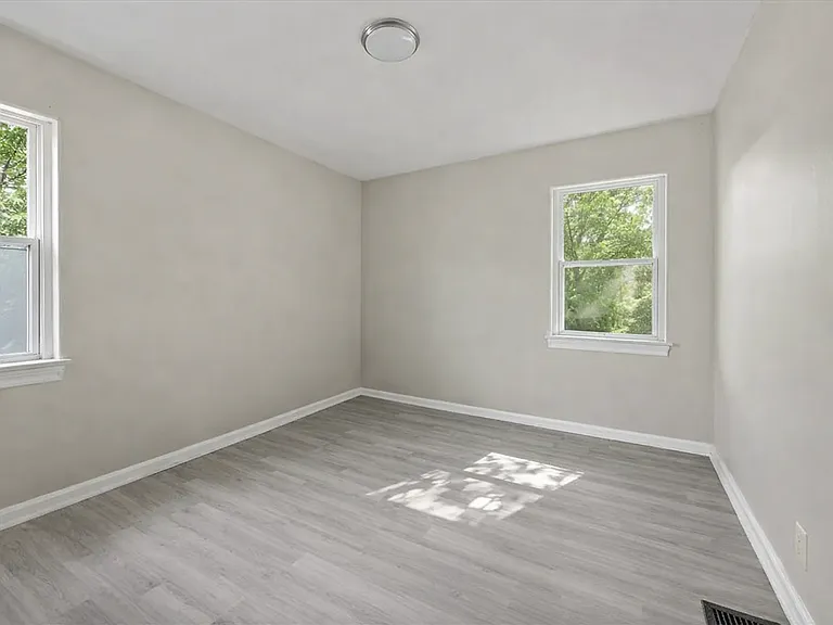 2025 Mansfield St — Photo 8