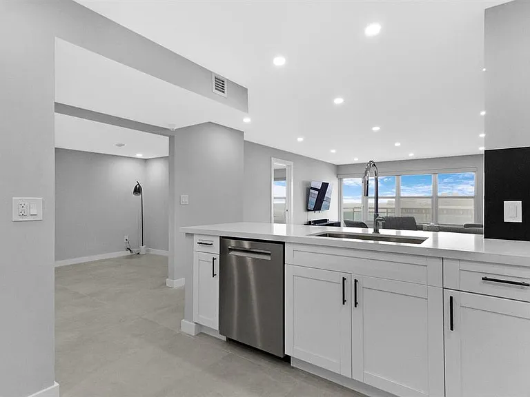 3900 Galt Ocean Dr #2114 — Photo 2