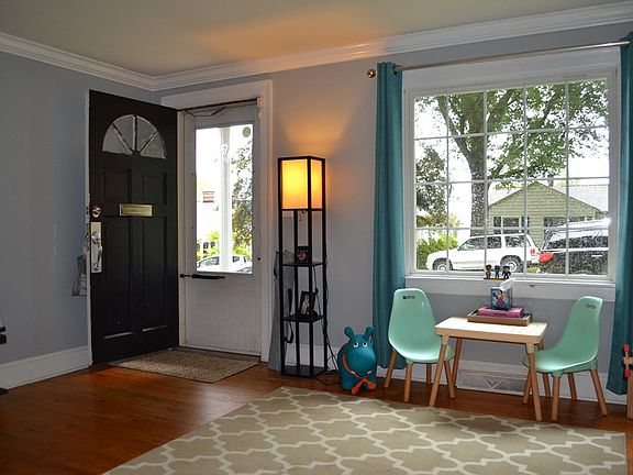 2nd image of 135 Clarendon Cir