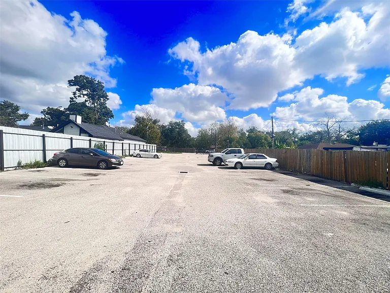 5602 Hirsch Rd — Photo 10