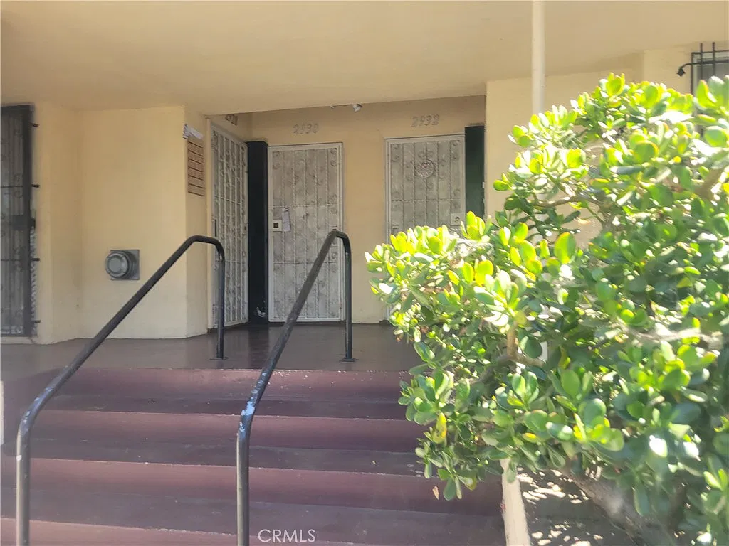 2 bed, 915 sqft, $2,300 — Photo 2