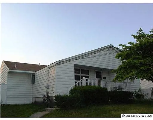 33 Furman Ave photo 1