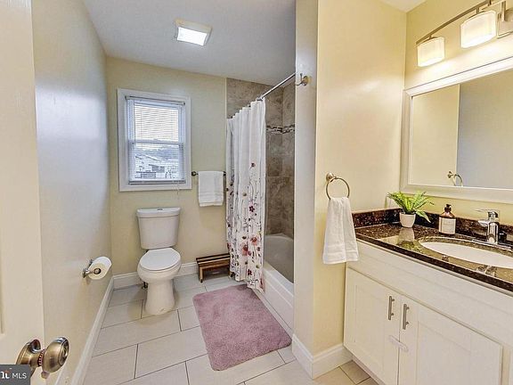 Common Bathroom #2 (Full)