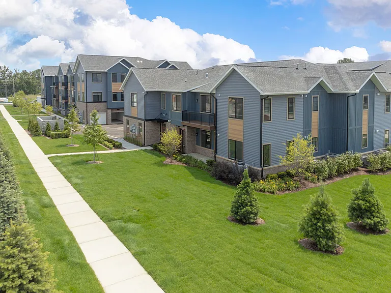 Woodview Commons — Photo 11