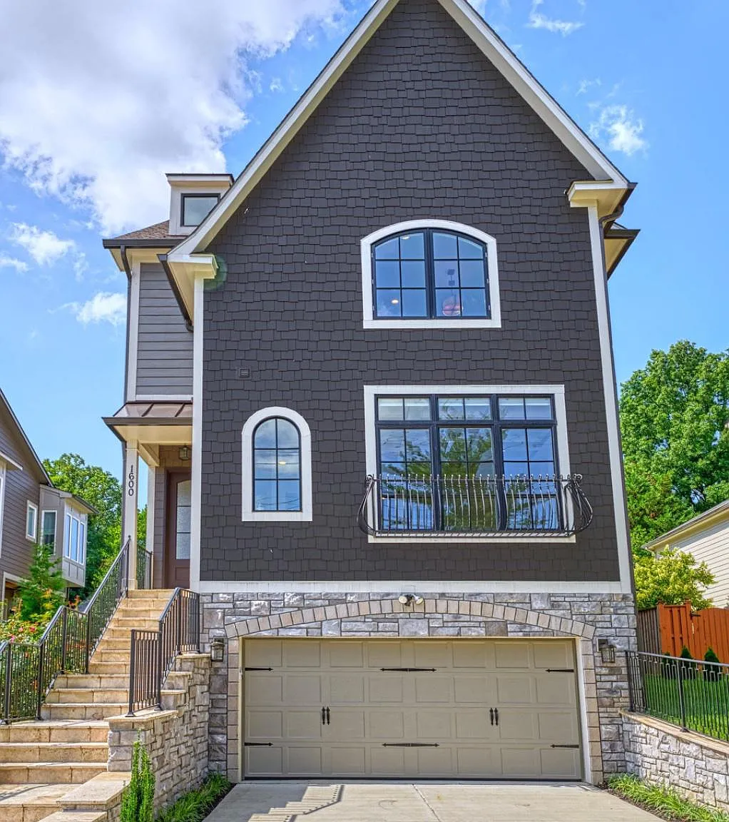 6 bed, 5.5 bath, 4874 sqft, $9,000 — Photo 1