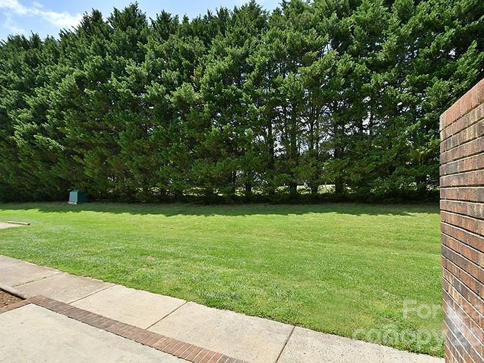2nd image of 166 Glen Gar Dr