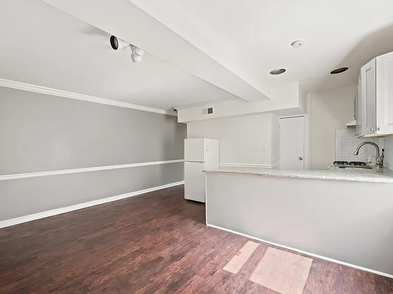 1721 W Tioga St #4 — Photo 2
