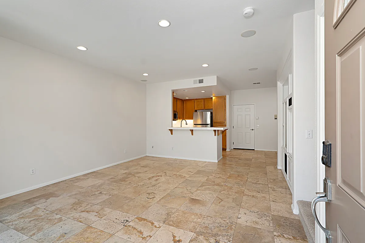 3 bed, 1372 sqft, $3,600 — Photo 4