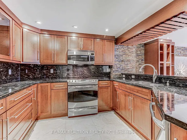 47 Summitcrest Dr #LOWER — Photo 7