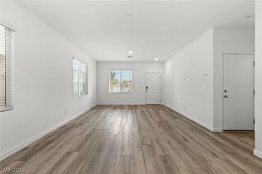 3 bed, 2.5 bath, 1480 sqft, $2,400 — Photo 4
