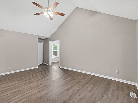 4th image of 2011 Sugartree Dr