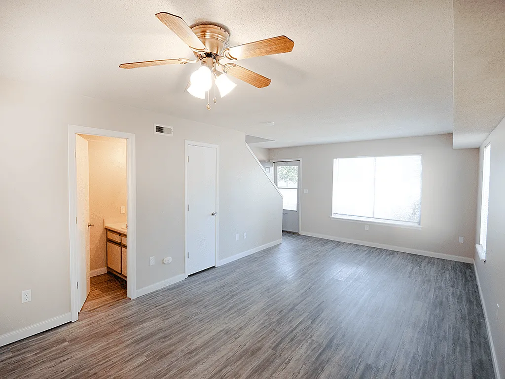 Northridge Crossing Apartments and Townhomes — Photo 3