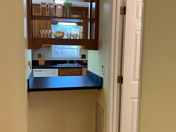 4th image of 430 Hillsborough Street Apt 4