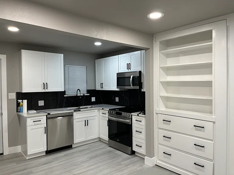 2925 N Travis St — Photo 4
