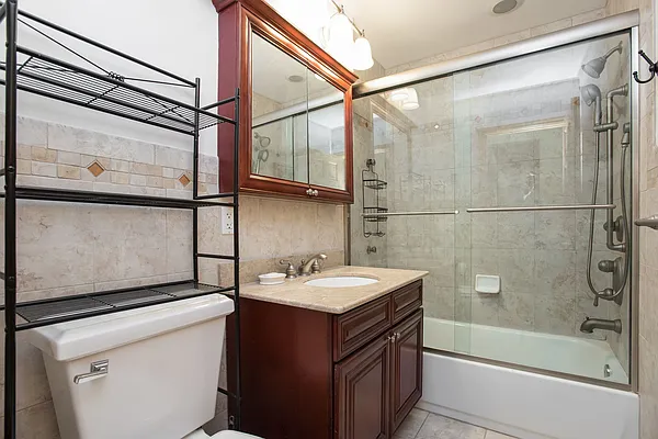 Sold by Nestseekers | media 6