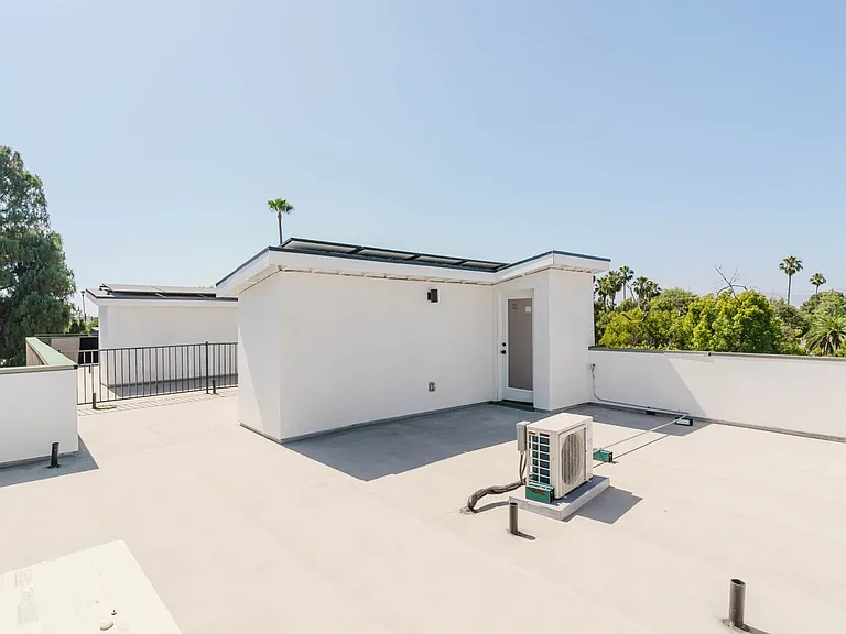 5654 1/2 Cartwright Ave — Photo 41