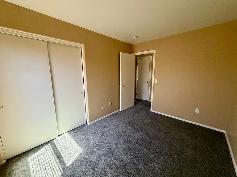 7205 S 39th Dr — Photo 16