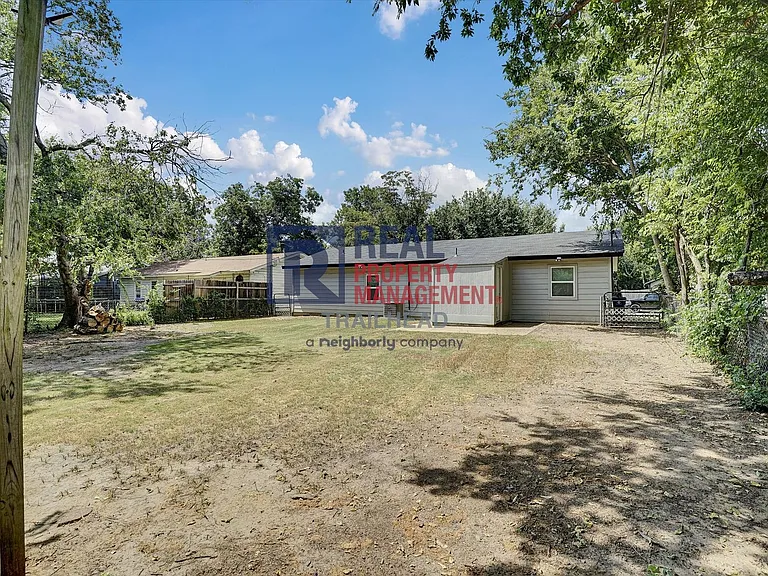 556 NW Lorna St — Photo 28