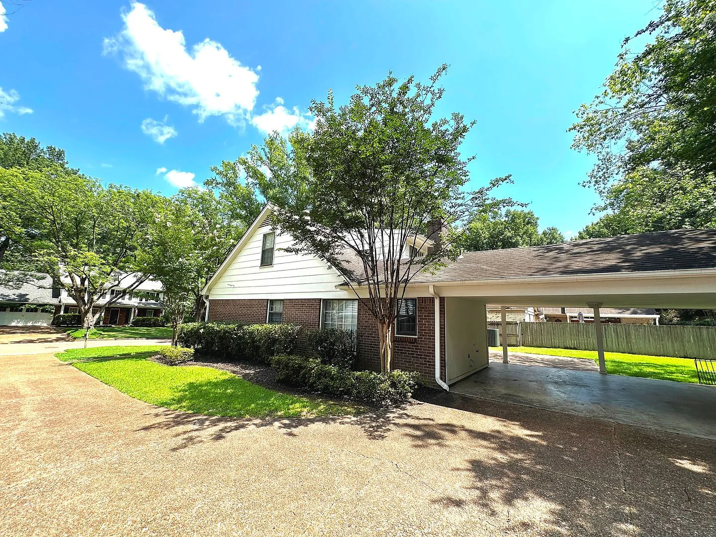 Spacious Germantown home! Fully Fenced! Walking distance to Farmington Elementary. Small pets are... — Photo 2