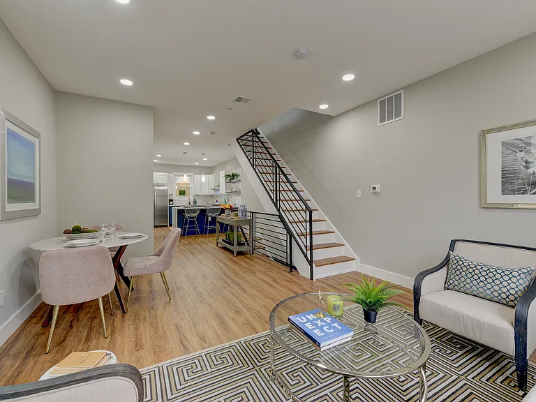 135 E Springer St — Photo 28