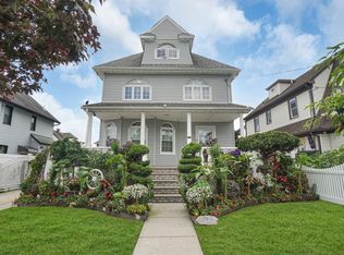 8910 189th St, Hollis, NY 11423