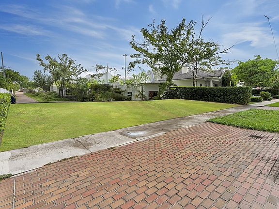 4th image of 805 SE 10th Street