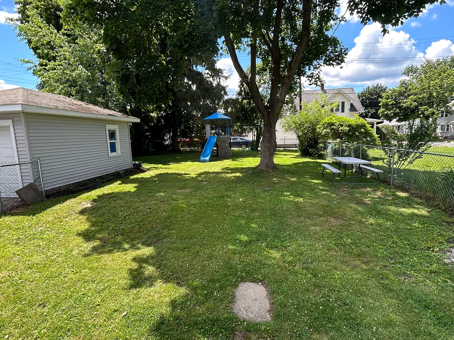 3 bed, 1.5 bath, 1750 sqft, $2,400 — Photo 4