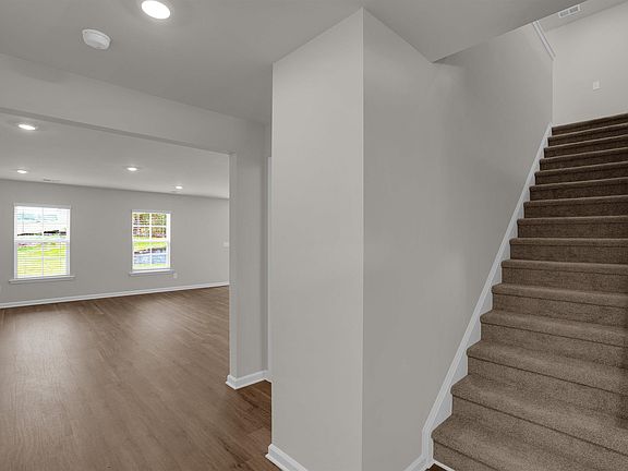 5th image of 304 W Pond Ct