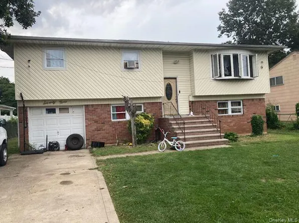 79 Gordon Avenue, West Babylon, NY 11704