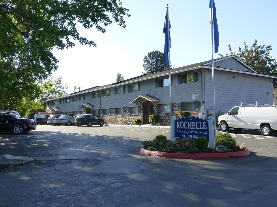 Well maintained large parking lot