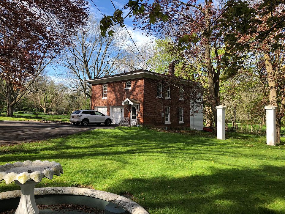 Carriage House 2 BR 1200 Sq. Ft. Apt.