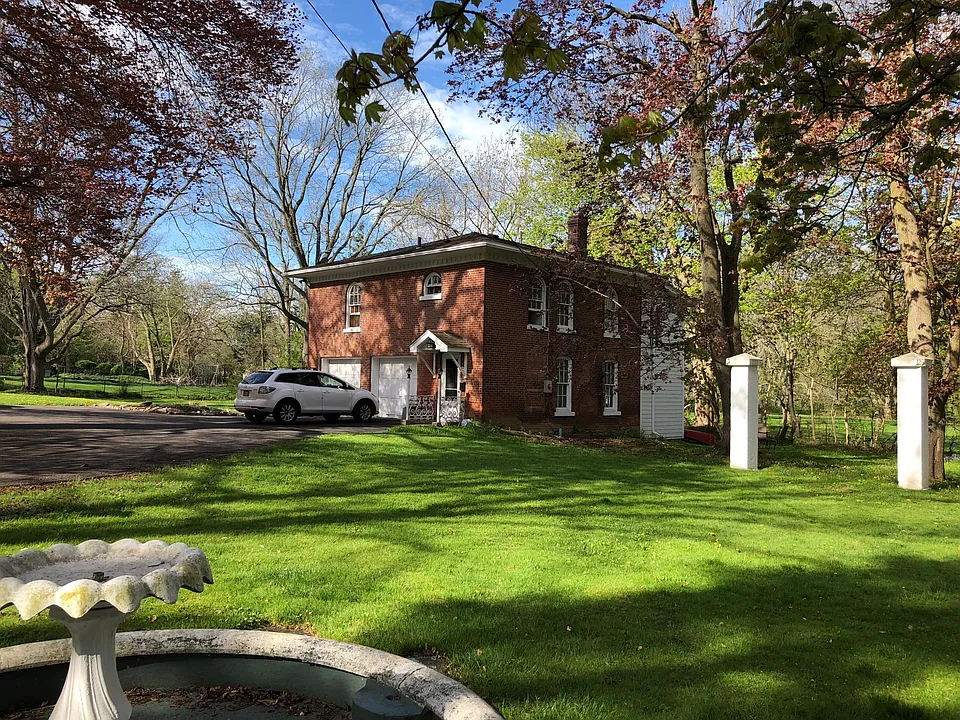 Carriage House 2 BR 1200 Sq. Ft. Apt.