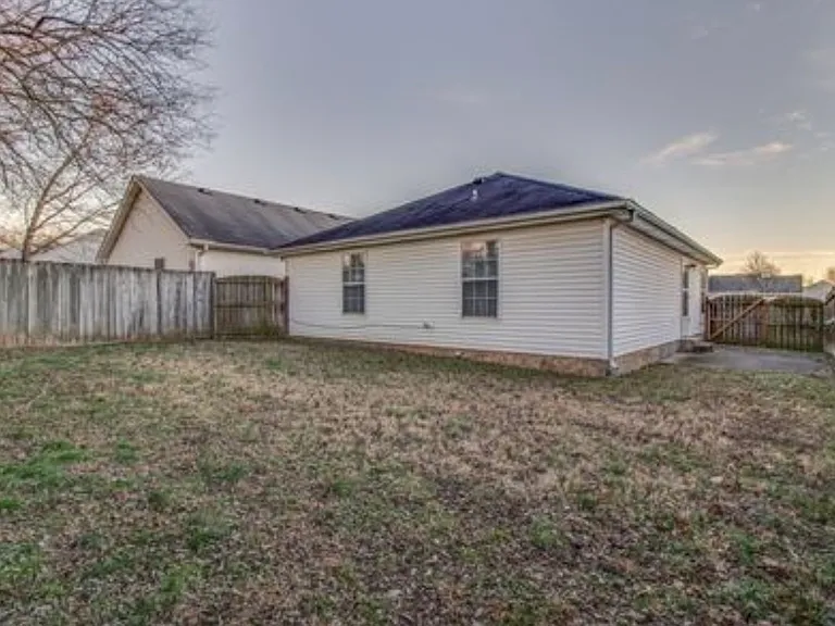 528 Freedom Ct — Photo 2