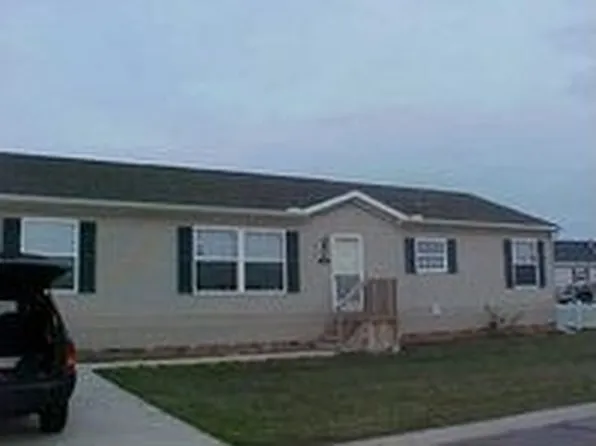 13606 Red Apple Ln, Carleton, MI 48117
