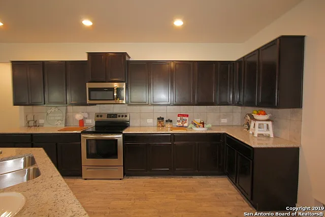 4 bed, 2.0 bath, 1901 sqft, $1,850 — Photo 3