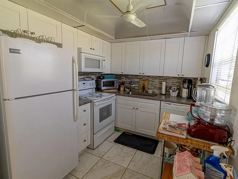 158 Mansfield D — Photo 11