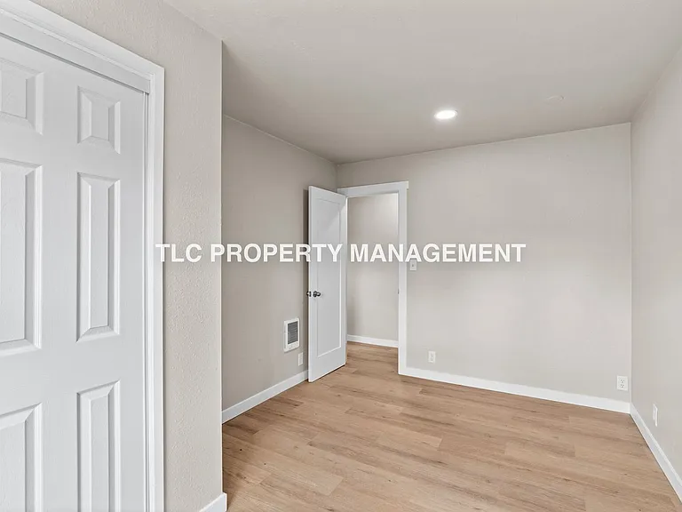 227 S 6th St — Photo 10