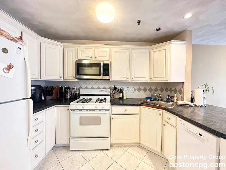237 Hanover St #3A — Photo 2