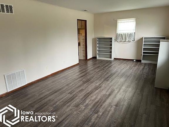 4th image of 706 E Burlington Ave