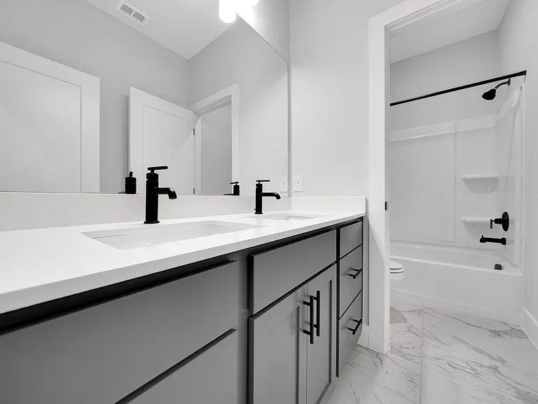 13709 Giovannis Gdn — Photo 19