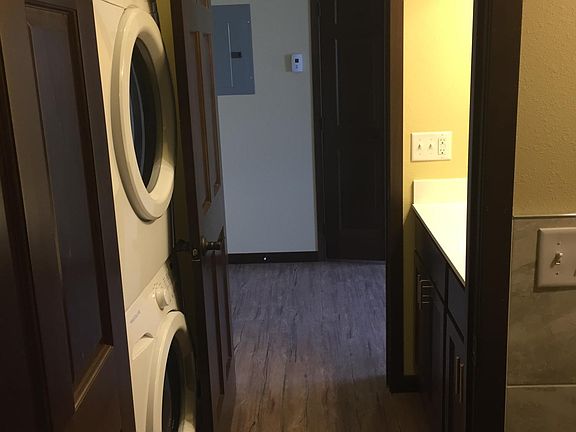 3rd image of 725 8th St SE Unit 406