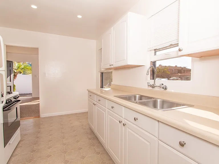 Charming 1 Bed/1 Bath - Just One Block from the Ocean in North Pacific Beach! — Photo 7