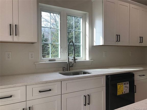 5th image of 2 Lindsay Ln