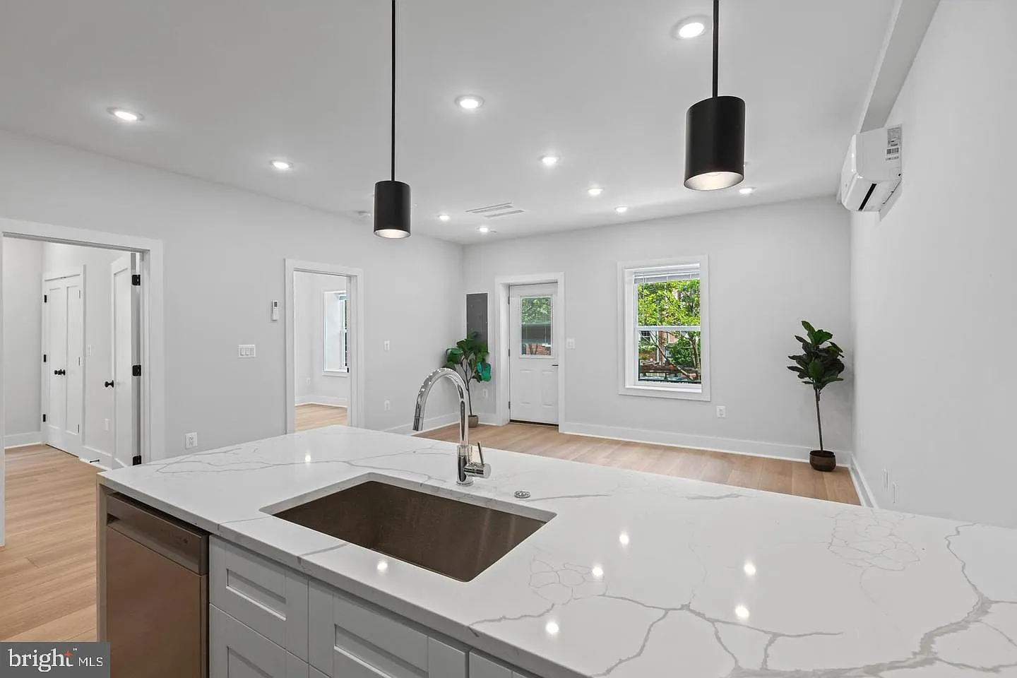 2 bed, 1.0 bath, 770 sqft, $2,975 — Photo 2