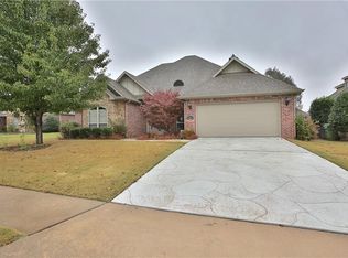 5709 S Berry Farm Dr, Rogers, AR 72758