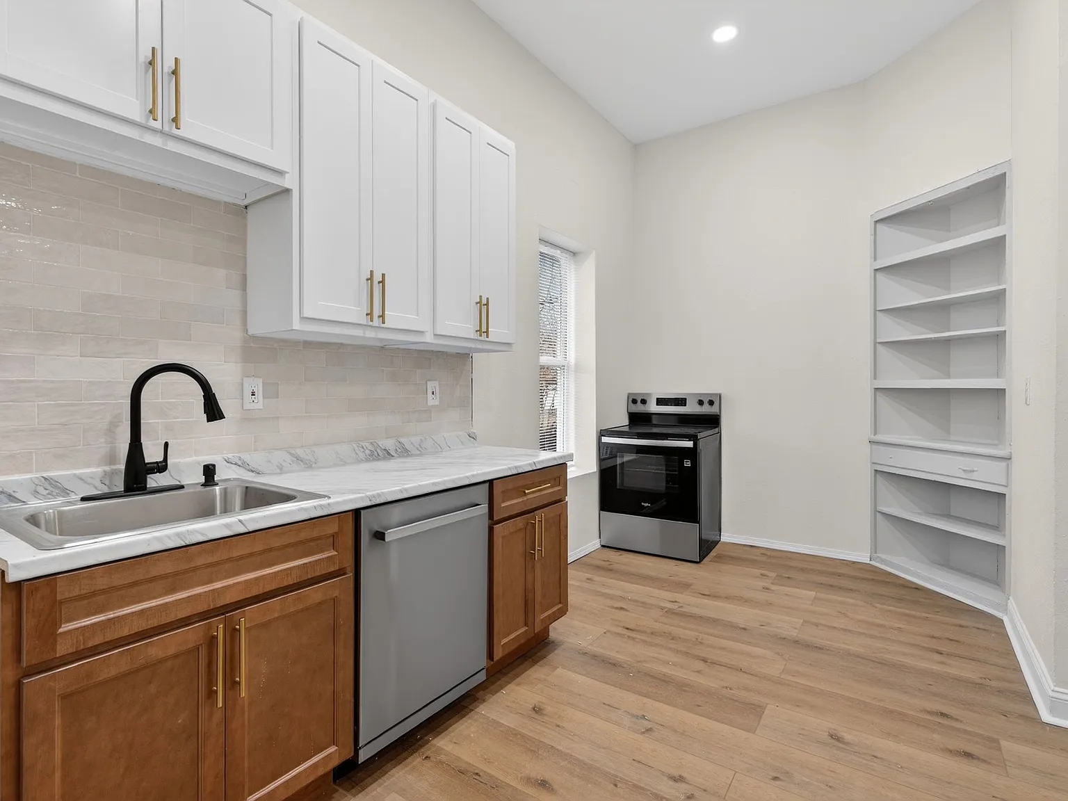 4 bed, 2.0 bath, 2100 sqft, $1,895 — Photo 4