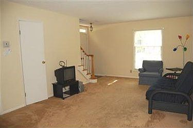 3rd image of 82 Menlo Park Dr