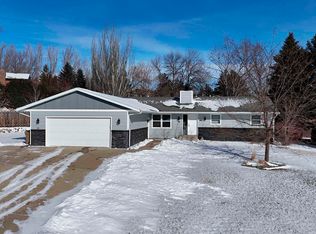 916 26th St NW, Minot, ND 58703