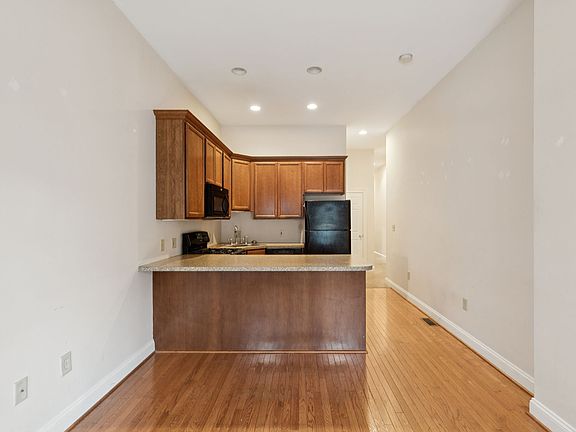 3rd image of 2542 W Girard Ave #1